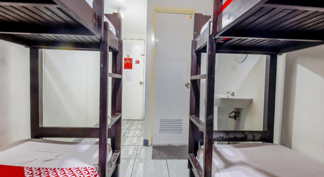 Четырёхместный номер Standard Metro Deluxe Residences near World Trade Center
