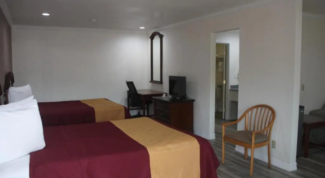 Четырёхместный люкс Value Inn & Suites