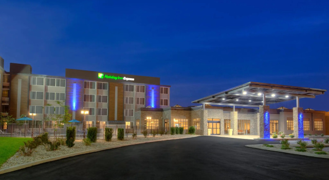 Кровать в общем номере Holiday Inn Express Louisville Airport Expo Center by IHG
