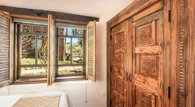 Коттедж Buena Suerte - Quintessential Eastside Pied-a-terre, Fabulous Views and Patios, Kiva Fireplace, Walk to Canyon Rd. and the Plaza