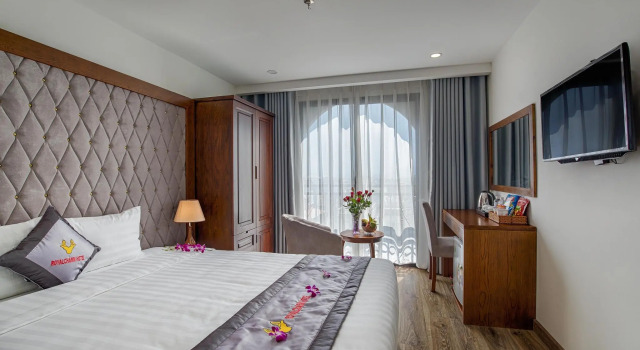 Кровать в общем номере Royal Charm Hotel