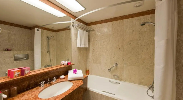 Люкс с 2 комнатами Holiday Inn Nice by IHG