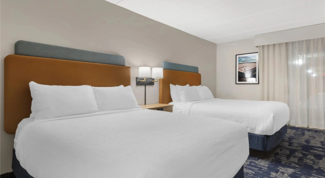 Четырёхместный номер Standard с видом на бассейн Best Western Plus Willmar