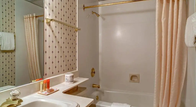 Четырёхместный номер Standard Athabasca Hotel