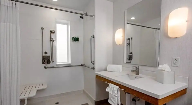 Четырёхместный номер Deluxe с балконом SpringHill Suites by Marriott Oceanside Beach
