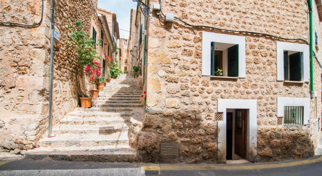 CAN MATEU - Chalet with terrace amidst the Tramuntana mountain range, a few km from Biniaraix  and Fornalutx. Free WiFi, Book Chalet  