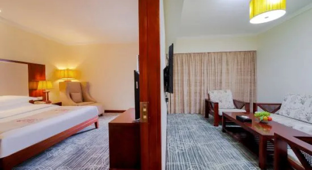 Люкс с видом на озеро Century Hotel Shunde