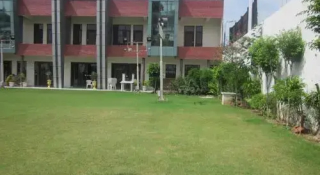 Amrapali Tourist Resort, Забронировать Курортный отель Амбала штат Харьяна