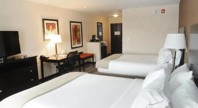Четырёхместный номер Standard Holiday Inn Express & Suites Cambridge by IHG