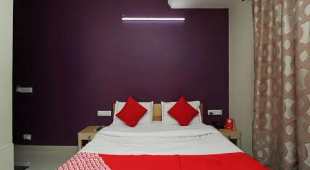 OYO 28457 Hotel Shera