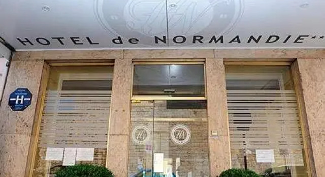 Кровать в общем номере Hotel de Normandie