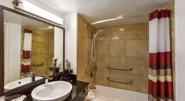 Двухместный номер Non-Smoking Accessible Superior Red Roof Inn Plano
