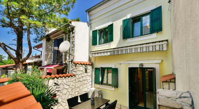 Holiday Home Divna, Забронировать Отель Отели Приморско-Горанской жупания с парковкой, Парковка