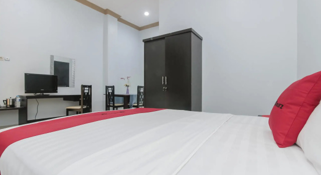 RedDoorz Plus near Mega Town Square