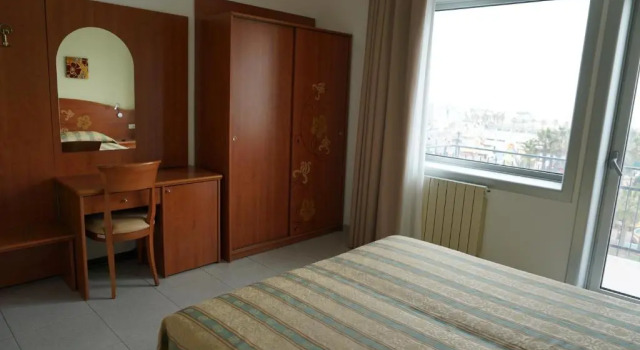 Standard Dreier Zimmer mit eingeschränktem Meerblick Hotel Ideal Sottomarina