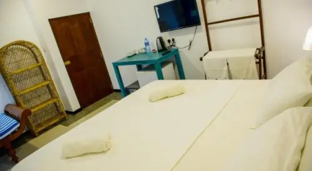 Doors Guest House & Cafe, Забронировать Гостевой дом Гостевые дома Хиккадува, рядом с Коралловый риф Хиккадувы, Гостевой дом