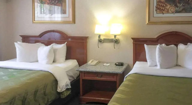 Четырёхместный номер Deluxe Quality Inn & Suites Oceanside Near Camp Pendleton