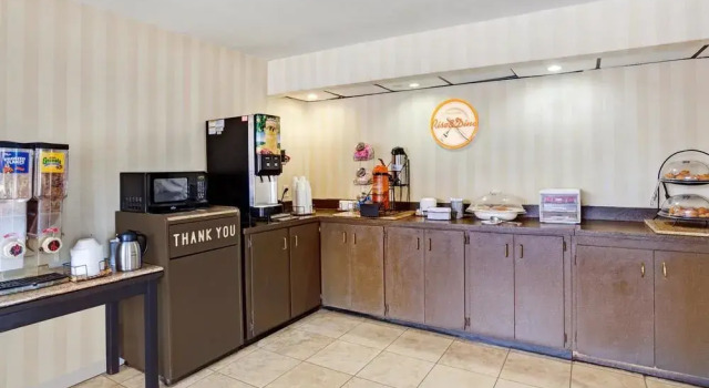 Howard Johnson Downtown/Opryland Area, Prenota Hotel Hotel a Tennessee con piscina, Piscina