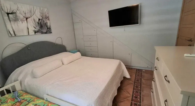 Beachfront Four bedroom Apartment, Забронировать Апартаменты/квартира Отели Свети-Стефан с парковкой, рядом с частный пляж Свети Стефан, Парковка