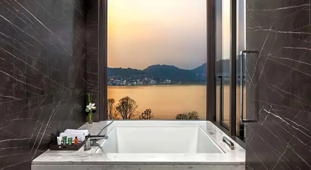 Двухместный номер Standard с видом на озеро Hilton Ningbo Dongqian Lake