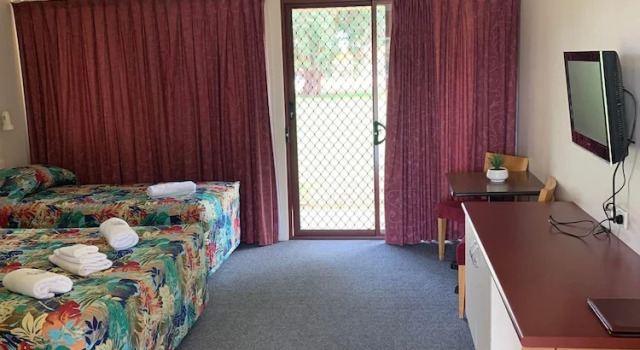 Двухместный номер Deluxe с видом на парк Outback Quarters Motel Hay