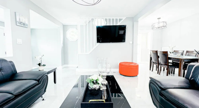 2 Homes, 1 Stay-7BR Niagara Falls Compound, Забронировать Дом для отпуска Коттеджи Ниагара Фолс, рядом с Schoellkopf Power Station, Коттедж