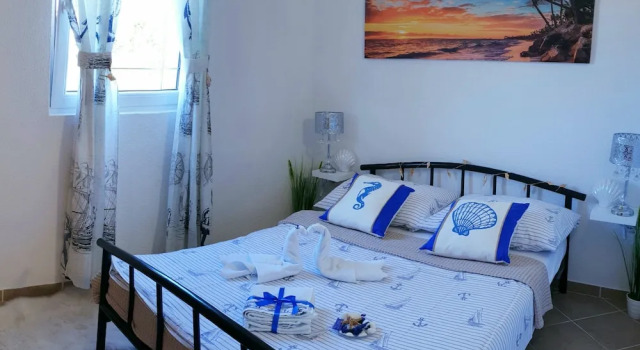 A2 - apt w. Terrace, Just 3 min Walk to the Beach