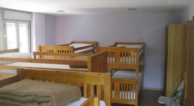 Кровать в общем номере Albergue Turístico Rio Aragon