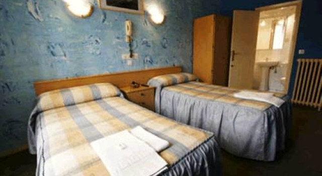 Hostal Almanzor, Забронировать Отель Мадрид Провинция Мадрид, рядом с Дом-музей Лопе де Вега