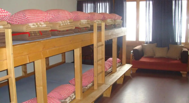Кровать в общем номере Hotel Roseg-Gletscher