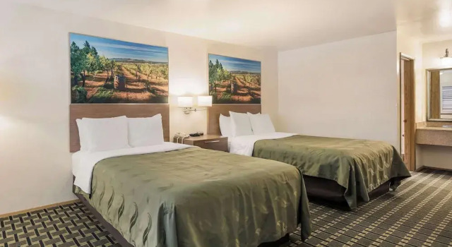 Четырёхместный номер Deluxe Quality Inn Near Fort Hunter Liggett
