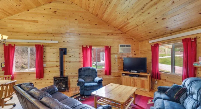 Deadwood Cabin w/ Foosball Table, Near Sanford Lab, Забронировать Дом для отпуска Дедвуд Black Hills National Forest