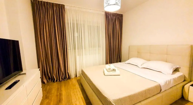 Luxurious Retreat 1BR Apartment with Netflix, Private Parking and self check in, Prenota Appartamento Hotel a Muntenia con parcheggio, Parcheggio