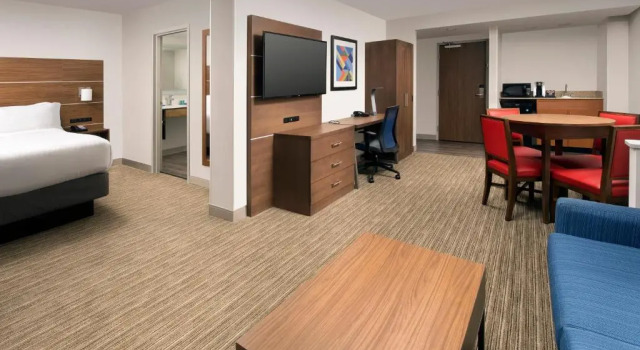 Люкс Deluxe Holiday Inn Express & Suites Baltimore - BWI Airport North by IHG