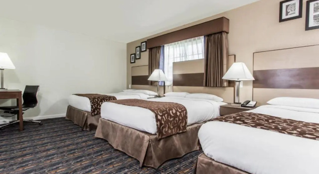 Шестиместный номер Standard Howard Johnson by Wyndham Berkeley