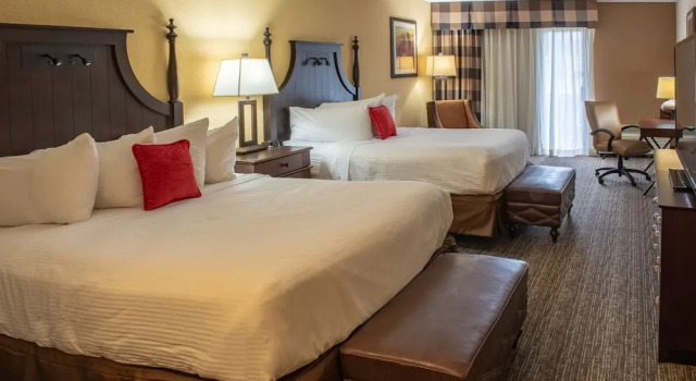 Четырёхместный номер Standard с видом на внутренний двор Red Lion Hotel Harrisburg Hershey
