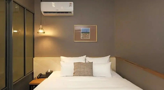 Camera Deluxe Hotel Gray