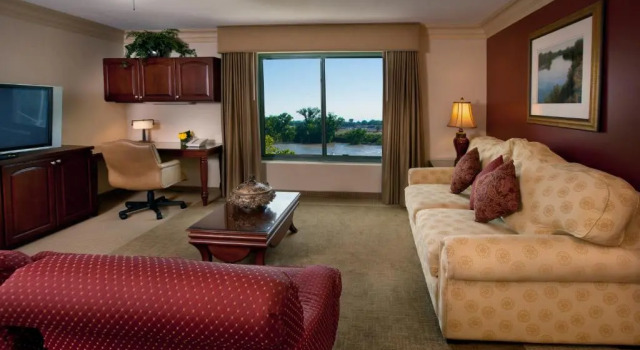 Люкс с видом на реку Embassy Suites by Hilton Sacramento Riverfront Promenade