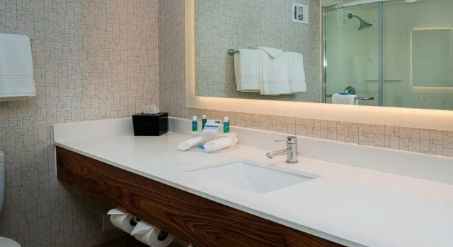 Двухместный люкс с видом на бассейн Holiday Inn Express Fullerton-Anaheim by IHG
