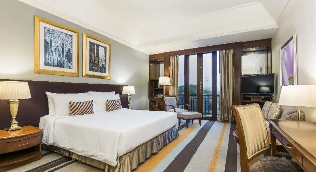 Двухместный номер Standard с балконом Отель Chatrium Royal Lake Янгон