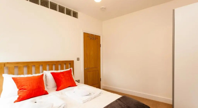 Redhill Garland- 1 bed 1 bath self contained ground floor flat, Забронировать Отель Отели Западного Суссекса 4 звезды, 4*