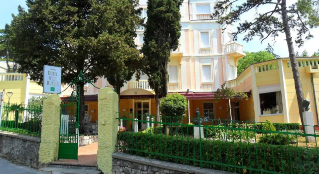 Hotel Vila Ružica- glavna zgrada i depandanse, Забронировать Отель Отели Приморско-Горанской жупания с питанием, Пансион