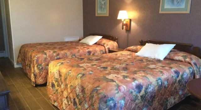Четырёхместный номер Deluxe с балконом Royal Court Motel