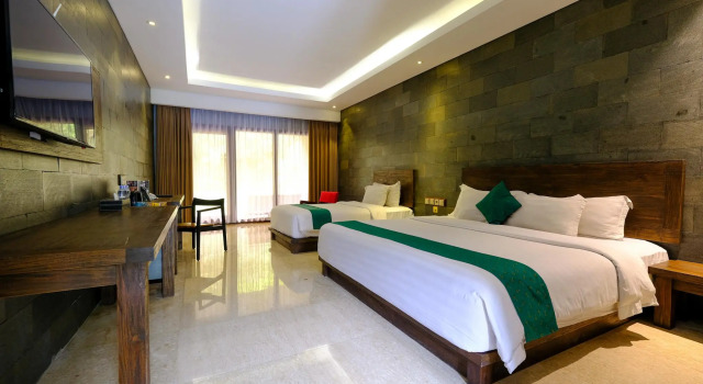 Семейный номер Standard с видом на озеро The Westlake Hotel & Resort Yogyakarta