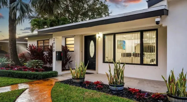 Tropical Getaway Heated Pool Patio Retreat, Book Feriehus Villaer i Florida, Villa