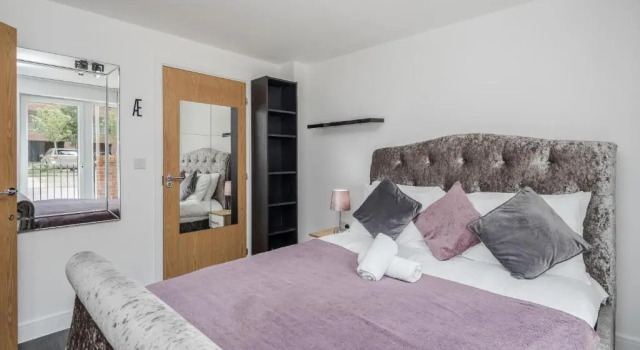 Beautiful 3-bed Apartment in Romford, Забронировать Апартаменты/квартира Отели Большого Лондона с парковкой, Парковка