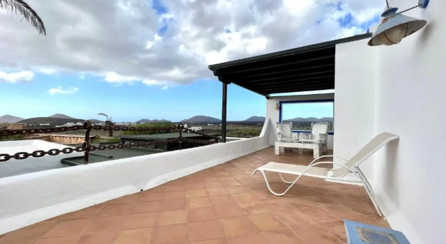 Люкс Deluxe Suite/BB only adults, FreeWifi, shared pool, ocean view in Yaiza