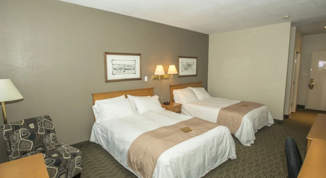 Четырёхместный номер Standard Lakeview Inns & Suites - Okotoks
