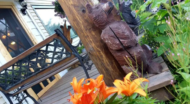 Кровать в общем номере Nauti Otter Inn and Yurt Village