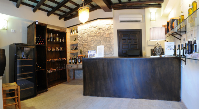 Hostal Servilia, Забронировать Отель Отели Кармона с парковкой, рядом с Церковь Санта-Мария-де-ла-Асунсьйон, Парковка